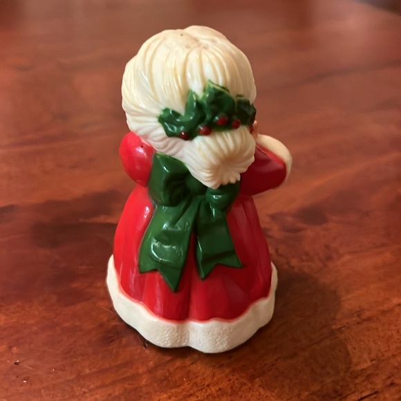 Vintage Hallmark Cards Inc Santa & Mrs. Claus Plastic Salt and Pepper Shakers - Picture 3 of 12
